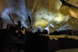 Ayer se dio un nuevo plazo para la inauguración de la reproducción de la cueva de Ekain, el mes de septiembre. En la imagen, el mural de los caballos que se expuso en Tabakalera. /USOZ