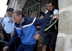 Manuel Beltrán sale del hotel del Liquigas, acompañado por un miembro de su equipo, camino a comisaría. /AP