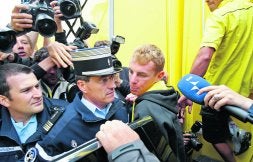 Riccardo Riccò intenta abrirse paso para entrar en el coche de la Policía que le trasladó a la comisaría. /AP