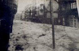 La inundación convirtió la calle Rondilla, ahora Pablo Gorosabel, en un río de aguas bravas el 26 de agosto de 1983. / ARCHIVO DV