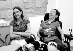 Sara y Yolanda se despidieron ayer en la casa consistorial. /ARIZMENDI