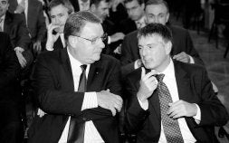 Xabier de Irala y Xabier Iturbe conversan en los cursos de verano de Donostia el pasado viernes. /MIKEL FRAILE