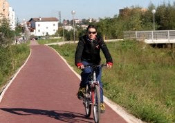 Un ciclista pedalea en el bidegorri Palmera-Montero, en Irun. /F. DE LA HERA