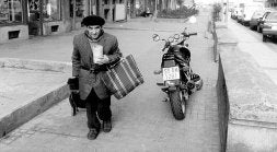 Txantxillo paseando con sus enseres por las calles de Gros. /MICHELENA