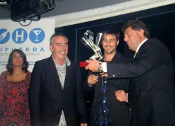 El actor Hugo Silva recibió el premio 'Entre Copas' de manos de Mikel Ubarrechena.