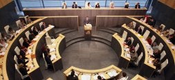 Salón de plenos de las Juntas Generales, durante la sesión de ayer. /FRAILE