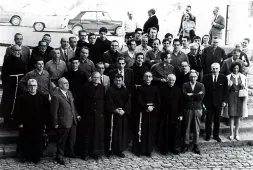 Gran parte de los participantes en el Congreso de Arantzazu posaron en la escalera de acceso a la Basílica. /ARCHIVO DE EUSKALTZAINDIA