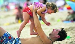 Los padres están más expuestos que sus hijos al melanoma, acumulan más horas de sol. / AP