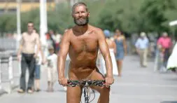 Irwin, sobre su bici en el paseo de La Concha en verano. /JM. LÓPEZ