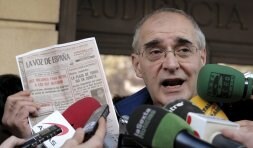 'Antxon' exhibe un recorte de periódico a la salida de la Audiencia Nacional. /EMILIO NARANJO/EFE