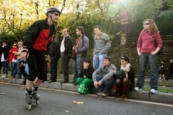 Varios patinadores corrieron sin dorsal con fines reivindicativos. /ARIZMENDI