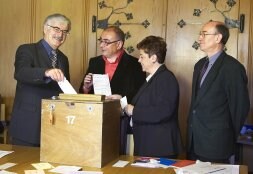 El alcalde de Aarau (Suiza), Marcel Guinard, deposita un voto junto a Madrazo y Bilbao. /M.. DÍAZ DE RADA