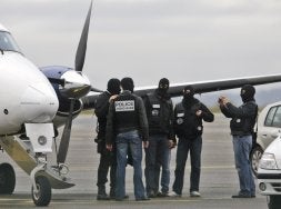 Los policías que detuvieron a los dos etarras se sacan una fotografía de recuerdo poco antes de subir al avión que los condujo a París. /REUTERS