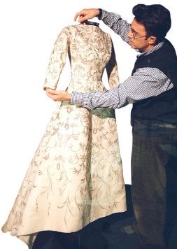 Julián Argilagos, en 1999, dando los últimos toques a un traje de Balenciaga que iba a ser expuesto en Getaria. /ARGILAGOS