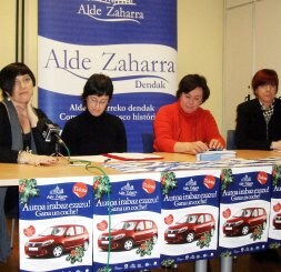 PRESENTACIÓN DE LA CAMPAÑA NAVIDEÑA. Las comerciantes Itziar Eizmendi, Itxaropena Elordi, Maite Oñativia y Garbiñe Mozo. /A. C