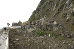 El desprendimiento de rocas y tierra sepultó los dos carriles de circulación a la altura del kilómetro veinte de la N-634, por lo que la vía permaneció cerrada entre Getaria y Zarautz. /PEDRO MARTÍNEZ