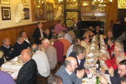 Aspecto de una parte del comedor de Gaztelubide con los invitados de las sociedades. /A. PEÑA