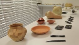 Restos óseos del Cuaternario, bronces y utensilios romanos, cerámicas medievales, objetos del siglo XVIII... La muestra es completísima. /JOSÉ MARI LÓPEZ