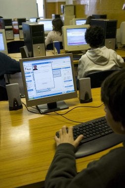 Cada vez más adolescentes utilizan las redes sociales para comunicarse con sus amigos. /USOZ