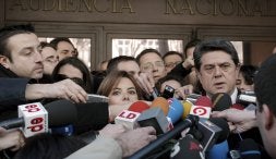 La portavoz parlamentaria del PP, Soraya Sáenz de Santamaría, y el ex ministro Federico Trillo, atienden a los periodistas. /EFE