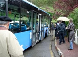 Usuarios del Hiribus suben al autobús en la clínica Asunción. /KLISK