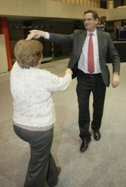 Basagoiti baila con una mujer durante el acto electoral en un polideportivo de Vitoria. /IGOR AIZPURU