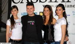 El diseñador Ivan Cassiano aparece con tres de las modelos que acudieron a la fiesta.