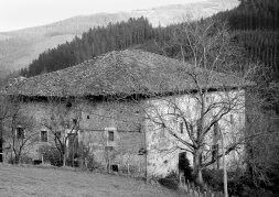 ZABALE. Este caserío palaciego se levanta sobre una antigua casa torre medieval reconstruida en el siglo XVIII. Al lado, la magnífica fachada noble del edificio. /OLIDEN