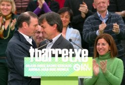 Ibarretxe recibe el saludo de Artur Mas, ayer en el mitin de Getxo. /JORDI ALEMANY