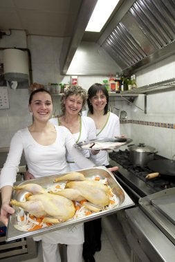 Josune, Margari y Arantxa con unos pollos y un pescado que se convertirán en menú de lunes. /USOZ