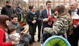 Patxi López reparte rosas a un grupo de amigos, en Basauri. /EFE