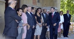 El lehendakari Juan Jose Ibarretxe saluda a un grupo de consejeros y autoridades a su llegada al Palacio de Miramar en San Sebastián. /TELEPRESS