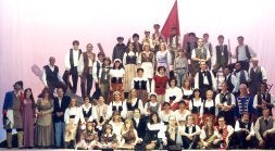 Plantel de actores que hace quince años puso en pie la obra. Mañana, la mayoría repite ante el público.