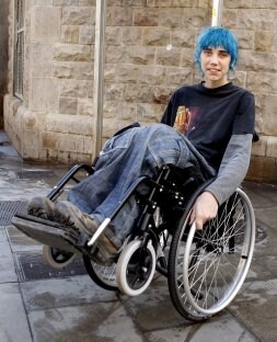 Albert Casas, el joven catalán de 18 años, en su silla de ruedas. /EFE