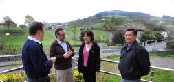Koldo Rodríguez, Luzio Agirre, Bego Moreno y Pedro Merino, en la entrada del Centro de Espiritualidad de Loiola. /FÉLIX MORQUECHO