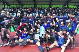 El Eibar celebra el ascenso ante su afición. / MORQUECHO