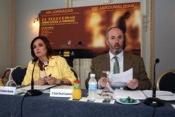 Cristina Cuesta y Carlos Fernández de Casadevante, ayer en San Sebastián. /MIKEL FRAILE