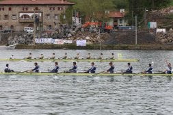 Los ochos de Náutico de Vigo y Hondarribia en su llegada. /LUSA