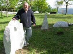 Guillermo Olmo junto a las piezas de piedra caliza que forman parte de 'Harrespila'. /BELAUNTZARAN