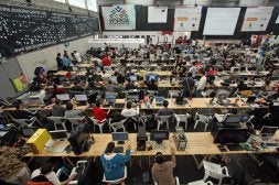 400 ORDENADORES EN RED.  Esta tercera edición acoge a 700 participantes en 400 ordenadores, pero además, se dispusieron 15 consolas para el público, y los usuarios del Topagune y los jóvenes artistas de Tolosa también se involucraron. / KLISK