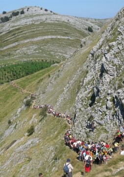 Miles de montañeros suben al Ernio en setiembre. Al fondo, el Gazume. /SOTILLOS