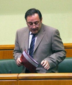 Larrazabal, en su escaño en el Parlamento Vasco. /MIKEL FRAILE