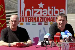 Eugenio Etxebeste y Arnaldo Otegi, en una rueda de prensa de Iniciativa en Azpeitia. /EFE