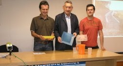 Los rectores de Sasieta mostrando la nueva vajilla. /JUANTXO UNANUA