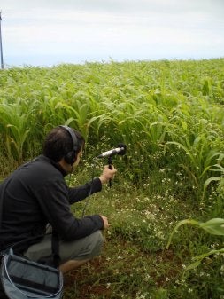 Xabier Erkizia, coordinador del Soinu Mapa, registra una grabación ambiental.