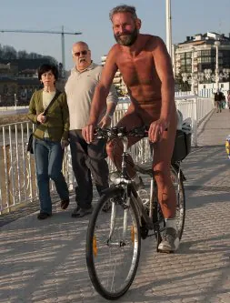 El nudista pedaleando en marzo por La Concha. /JOSÉ USOZ