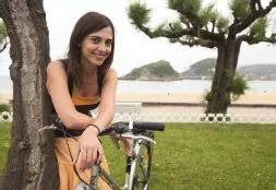 Verónica Moral vive en Madrid y mantiene en Donostia la bici que compró con su primer sueldo./USOZ