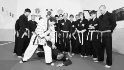 Un instructor exhibe una técnica a los componentes del grupo de Hapkido en Manteo./ LUSA