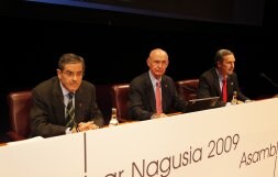 Pedro Luis Uriarte, en el centro, presentó el informe de gestión de Innobasque.