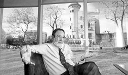 Ramón Folch, experto en temas medioambientales, con el edificio Nexus I de Barcelona a su espalda. /MARCEL-LI SÁENZ